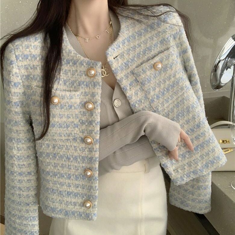 Áo Chanel đính ngọc trai